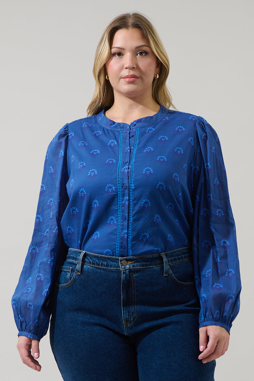 Briza Medallion Meddy Button Down Top Curve