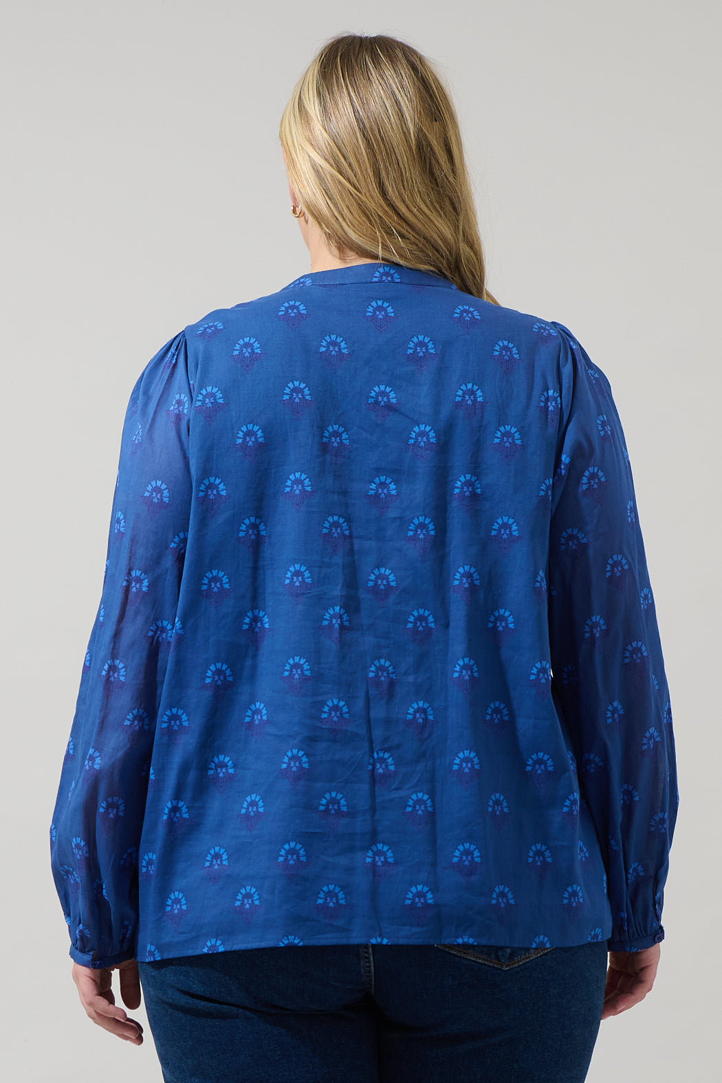 Briza Medallion Meddy Button Down Top Curve