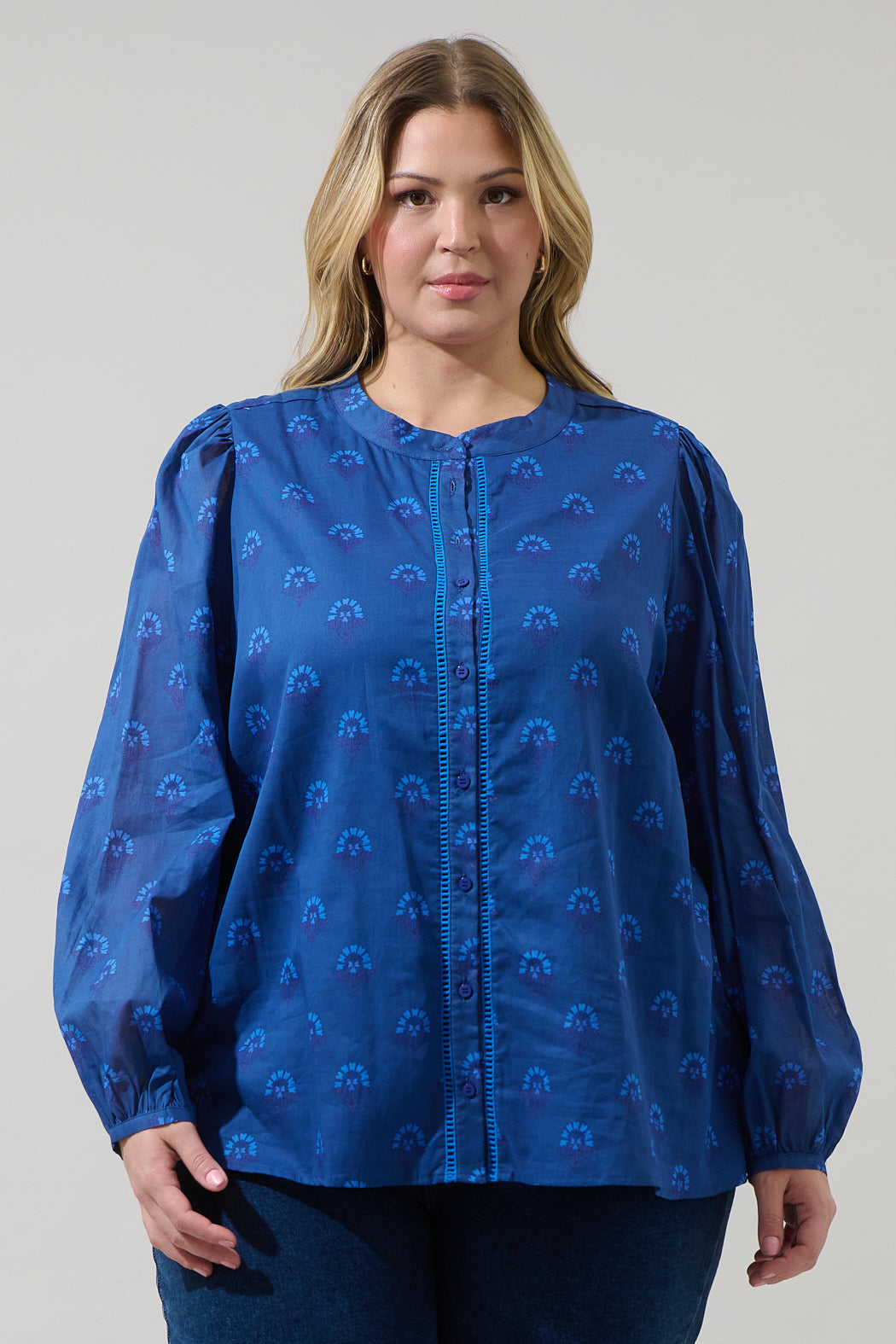Briza Medallion Meddy Button Down Top Curve