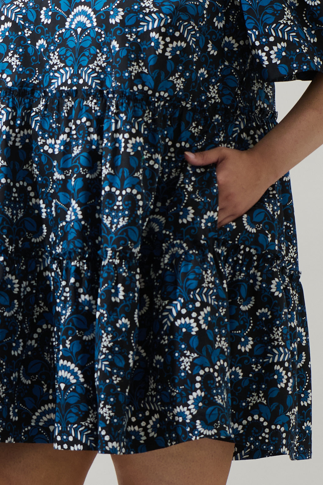 Etta Floral Dixie Split Neck Shift Dress Curve