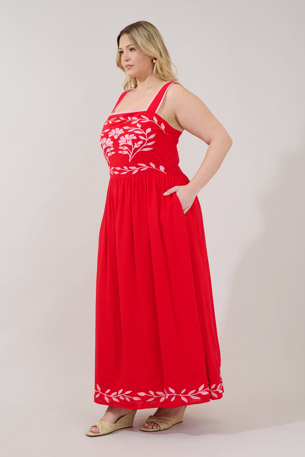 Jaylan Embroidered Sleeveless Maxi Dress Curve