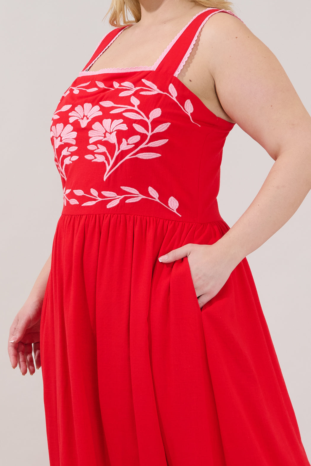 Jaylan Embroidered Sleeveless Maxi Dress Curve