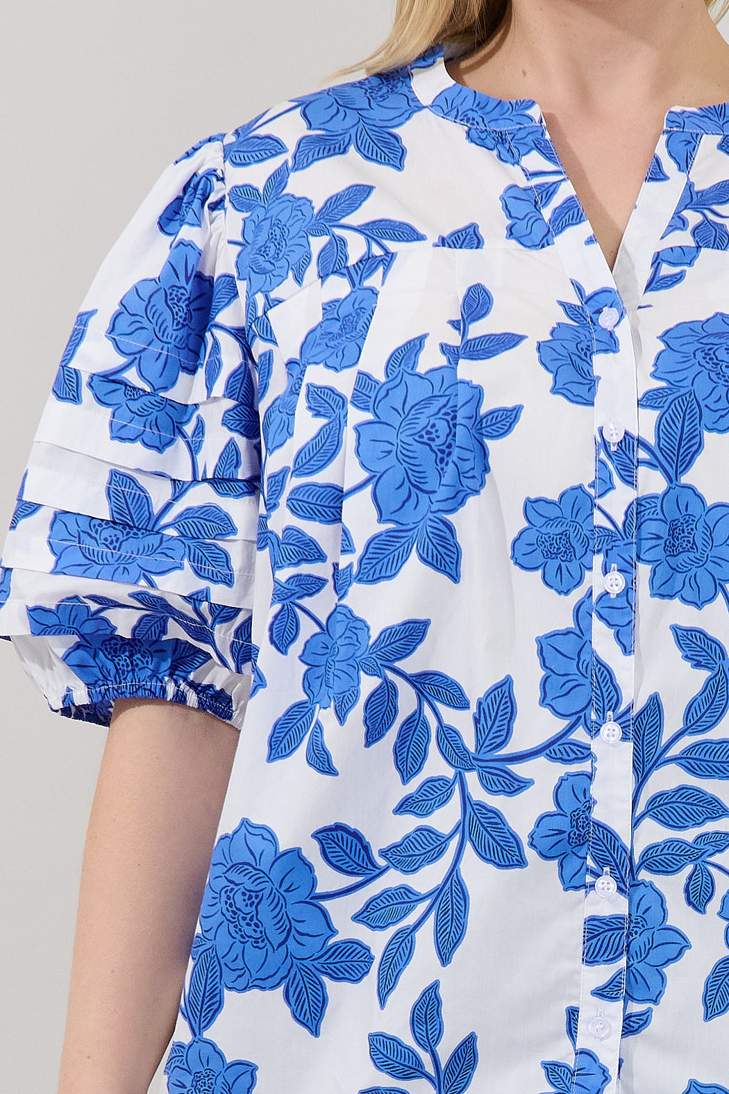 Court Button Down Top Glantis Floral Curve