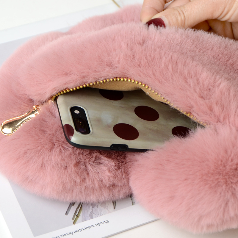 Fluffy heart-shaped bag with gold chain